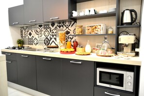 Fridge, microwave, stovetop, coffee/tea maker - Apartment in the center of naples (napoli)
