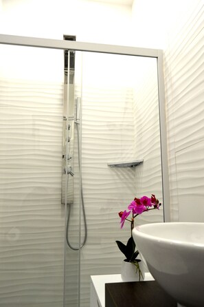 Shower, hair dryer, bidet, towels - Apartment in the center of naples (napoli)