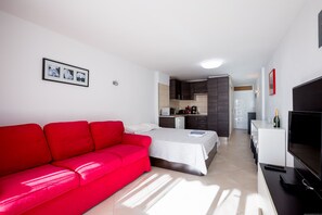 Iron/ironing board, free WiFi, bed sheets