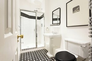 Bathtub dan shower terpisah, pengering rambut, handuk, dan sabun