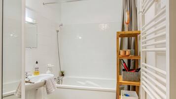 SĂšche-cheveux, serviettes fournies