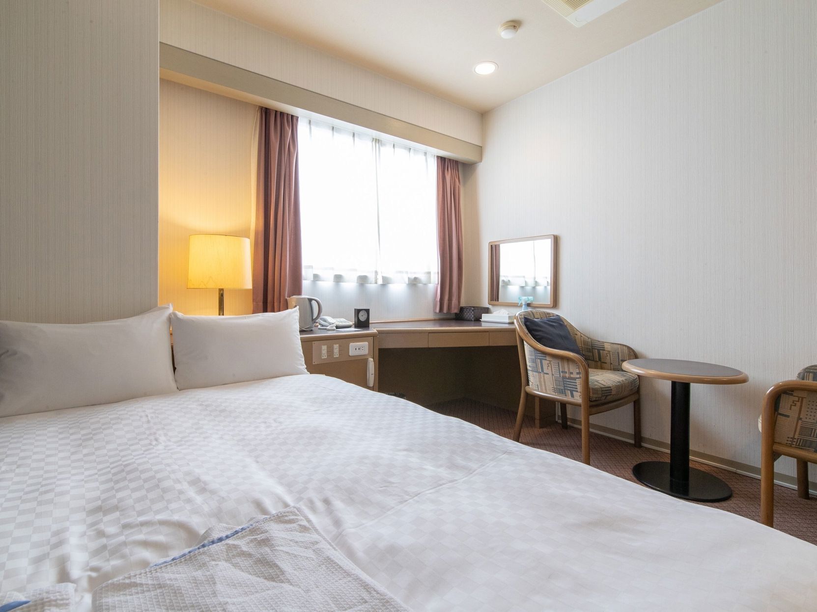Edredón, escritorio, wifi gratis y ropa de cama 