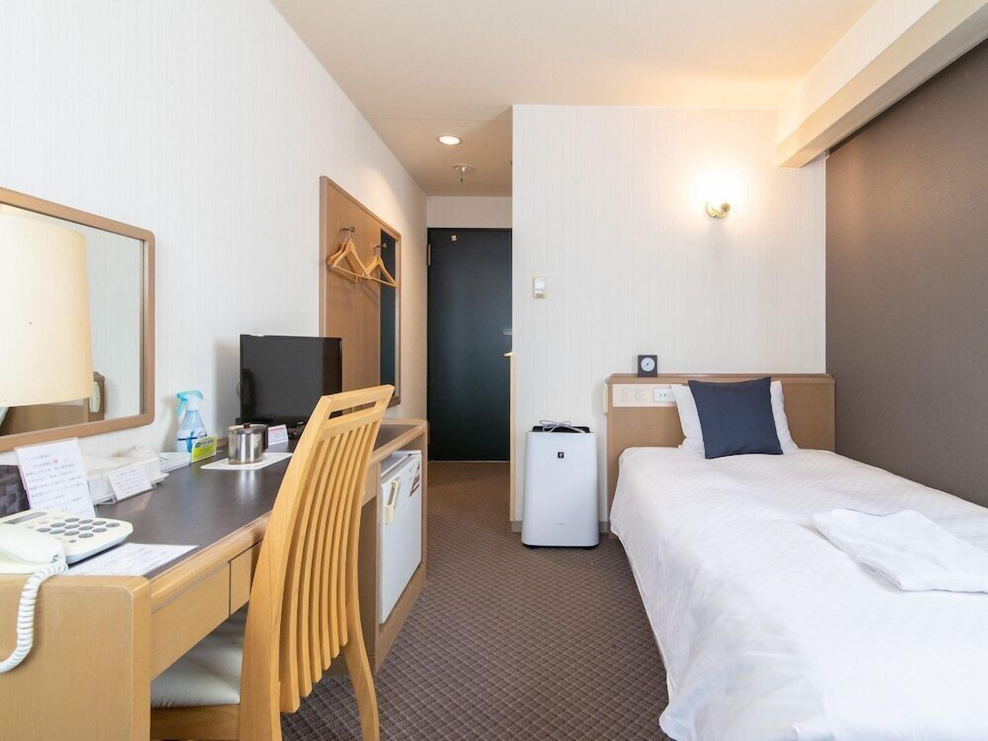 Edredón, escritorio, wifi gratis y ropa de cama 
