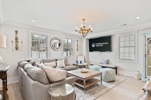 Smart-TV, Kamin, Bücher, Stereoanlage