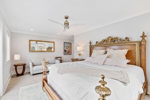 5 slaapkamers, een bureau, een strijkplank/strijkijzer, reisbedje