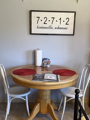 Dining - Cozy, cute studio! Safe and quiet neighborhood, Comfy bed; Near downtown! (Bentonville)