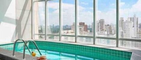 Una piscina techada, una piscina climatizada