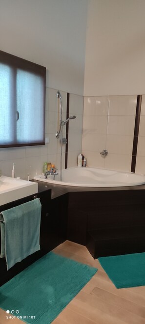 Badewanne, Haartrockner, Handtücher