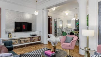 Departamento de lujo | Área de sala de estar | Smart TV de 120 cm con canales por cable, televisión y Netflix
