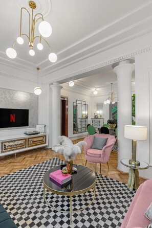 Luksus-lejlighed | Opholdsområde | 120-centimeters smart-tv med kabelkanaler, tv, Netflix