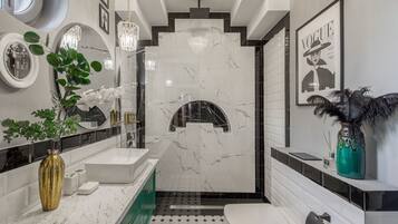 Luxury Apartment | Bathroom | Shower, rainfall showerhead, free toiletries, hair dryer