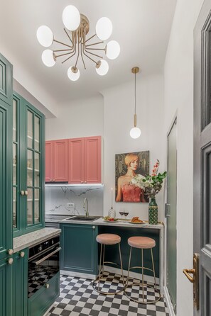 Luksus-lejlighed | Privat køkken | Køleskab/fryser i fuld størrelse, mikrobølgeovn, ovn, kogeplade