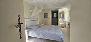 5 habitaciones, escritorio y tabla de planchar con plancha 