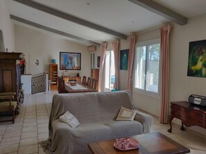 Smart TV, reproductor de DVD, tenis de mesa y libros 