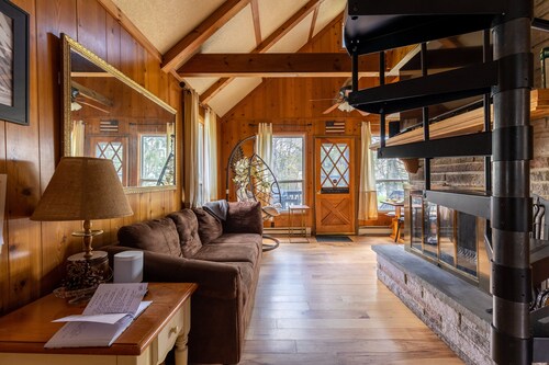 Poconos Cabin Hot Tub| Outdoor Shower| Kayak | Walk to Lake