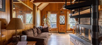 Poconos Cabin Hot Tub| Outdoor Shower| Kayak | Walk to Lake