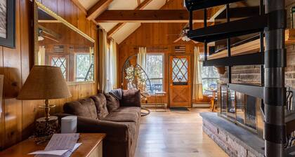 Poconos Cabin Hot Tub| Outdoor Shower| Kayak | Walk to Lake