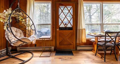 Poconos Cabin Hot Tub| Outdoor Shower| Kayak | Walk to Lake