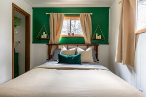 3 bedrooms, iron/ironing board, travel crib, free WiFi