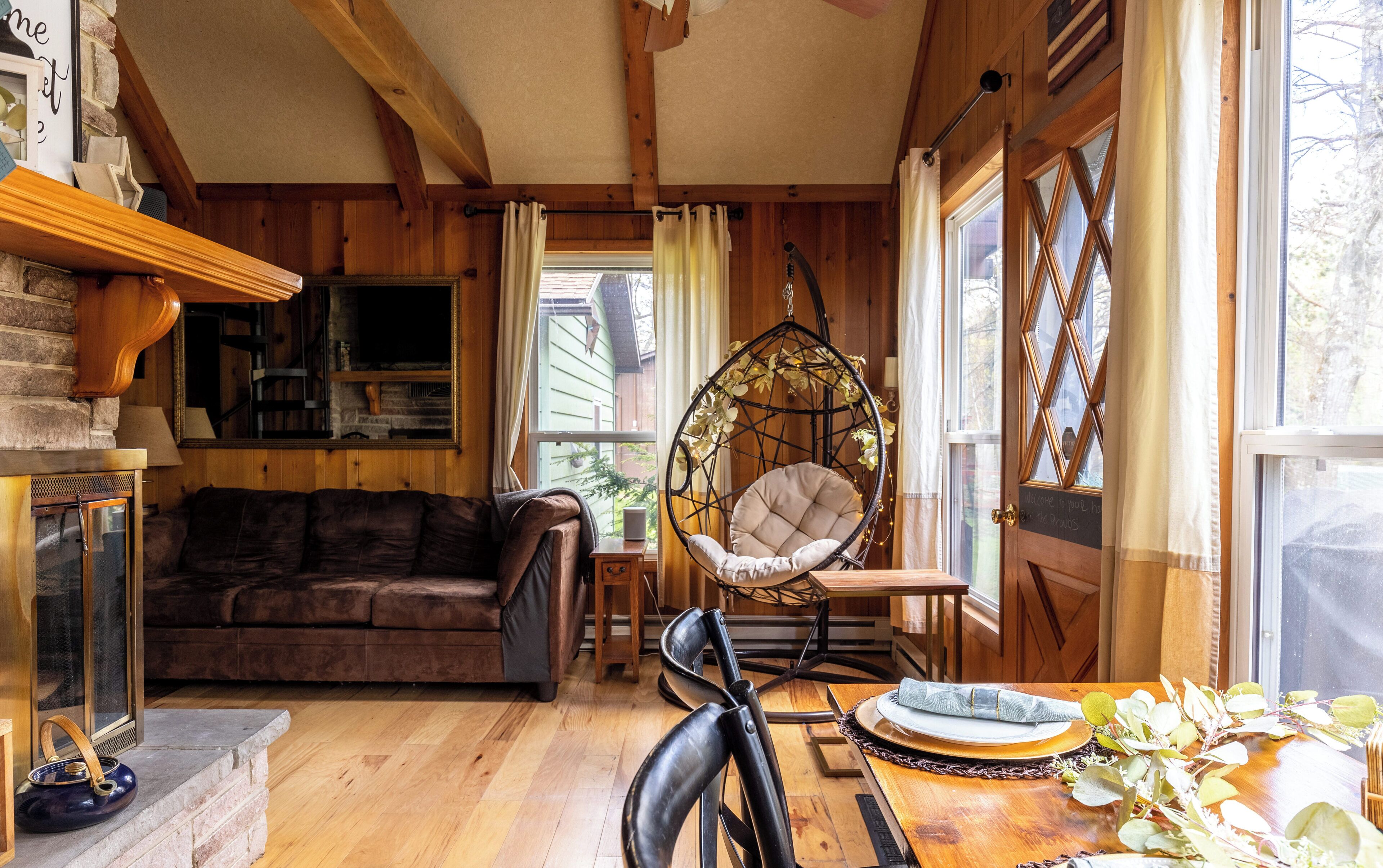 TV connectée, cheminée, livres, chaîne hi-fi