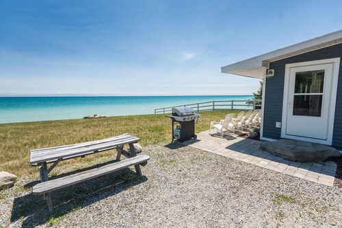 Cozy Lakefront Cottage - Gorgeous Views of Lake Huron!