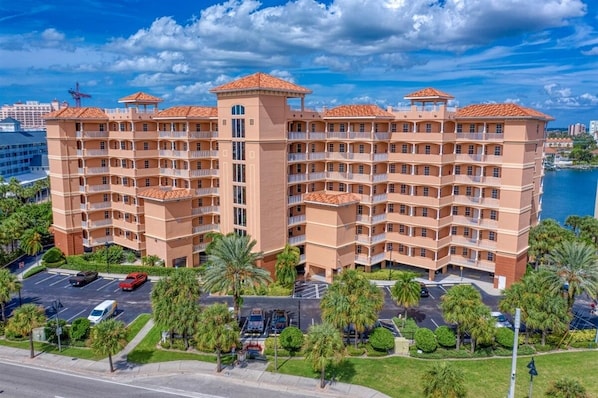 Stunning waterfront hotel with a central tower and flanked wings, offering breathtaking views.