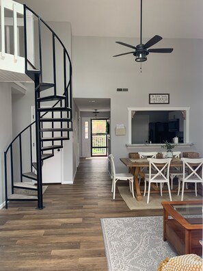 Dining - Beautifully Updated 3 BR Condo with Amazing Lake Views, Pool and Dock (Lake Ozark)