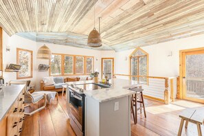 Een koelkast, een magnetron, een oven, een kookplaat