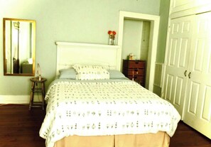 1 bedroom, desk, iron/ironing board, WiFi