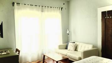 1 chambre, bureau, fer et planche à repasser, Wi-Fi