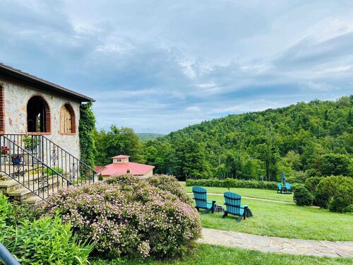 Scenic Log Cabin in Meadows of Dan