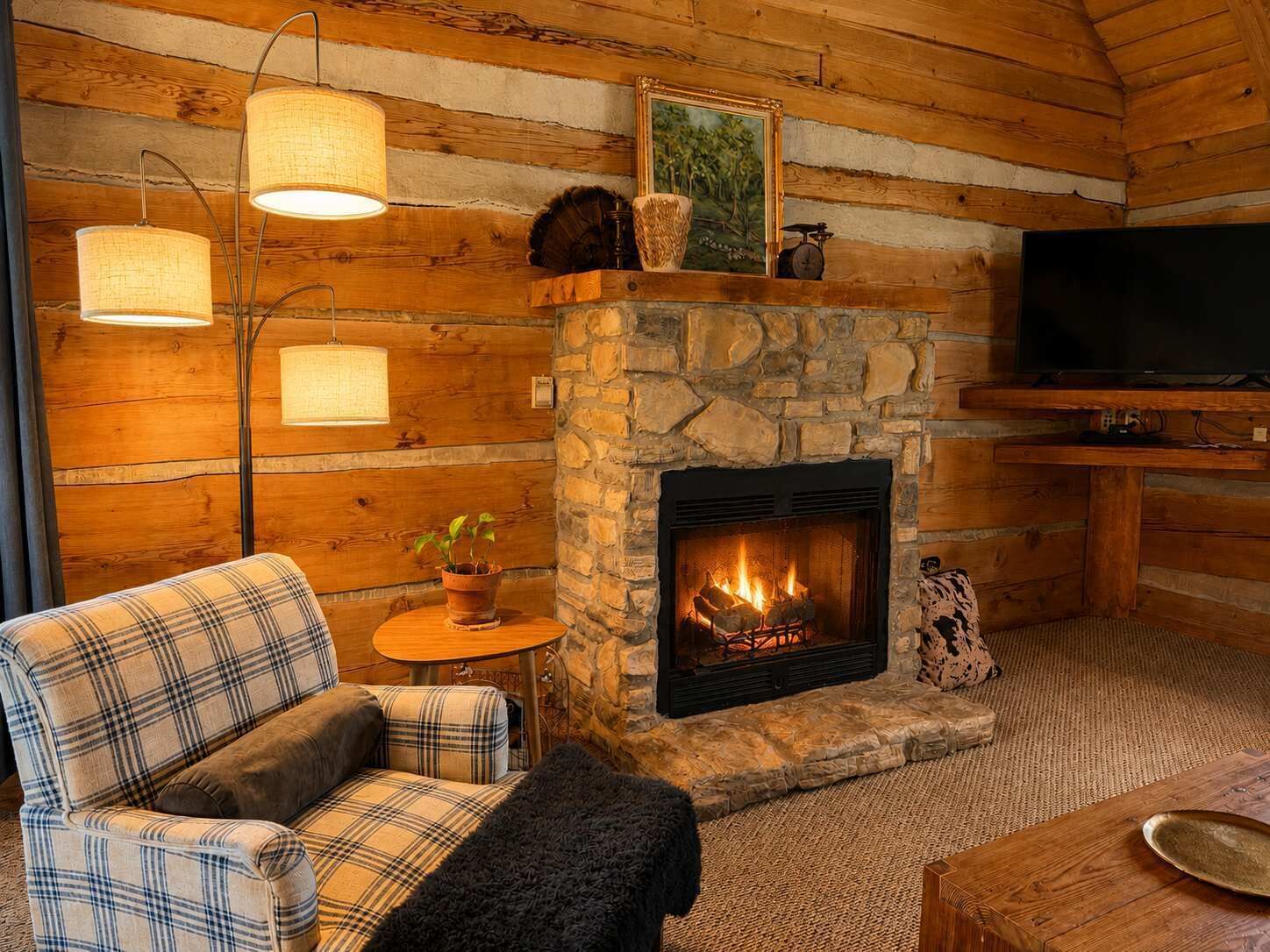TV, peis, stereoanlegg og kontorer