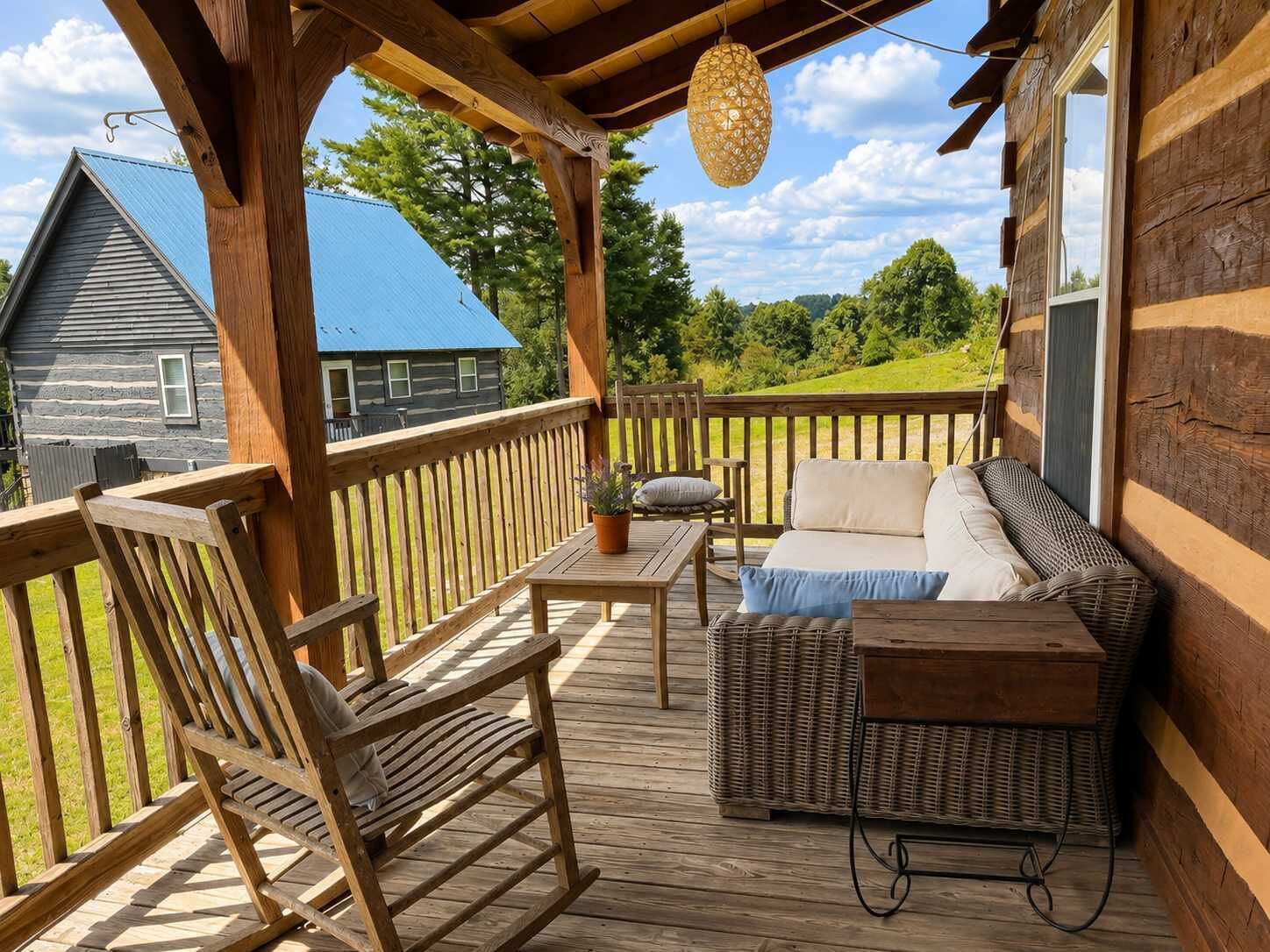 Une terrasse en bois avec un canapé, des chaises et une table.