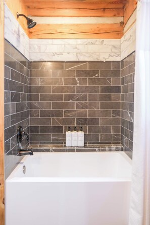 Badekar, hårtørrer, håndklæder, Shampoo