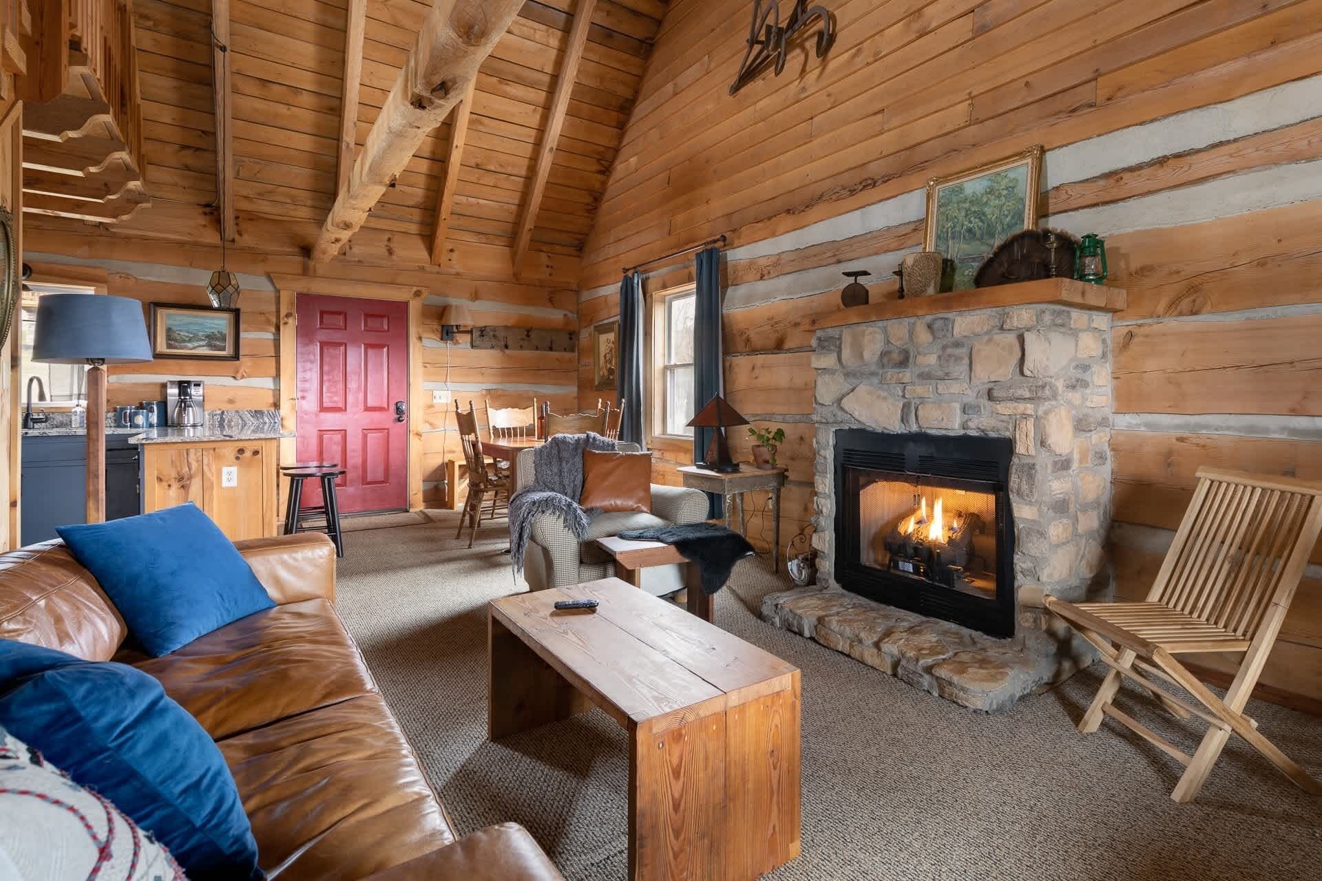 Una televisión, una chimenea, un reproductor estéreo, una oficina