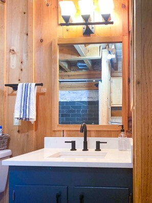 Badekar, hårføner, håndklær og såpe