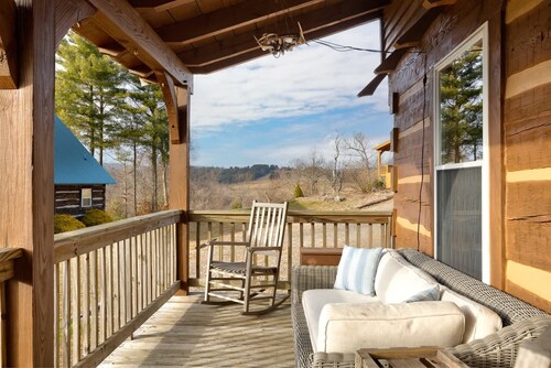 Indulgent Log Cabin near Parkway