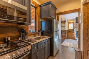 Fridge, microwave, oven, stovetop - Hook, Wine, and Sinker - pet friendly Fish Camp home with Eagles Nest amenities (Banner Elk)