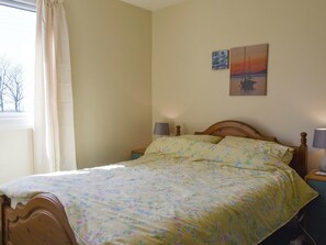 2 bedrooms, bed sheets - 2 bedroom accommodation in Penstowe Park, near Bude (Penstowe Park, near Bude)