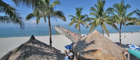 Nära stranden, solstolar och strandhanddukar
