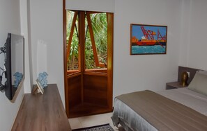5 bedrooms, iron/ironing board, WiFi, bed sheets