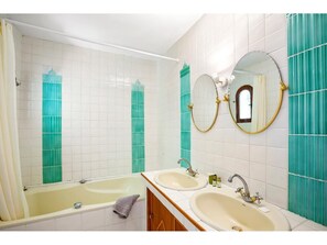Tina, secadora de cabello, bidet, toallas