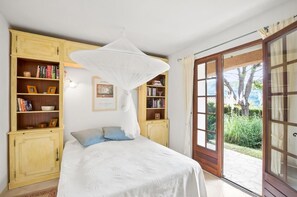 4 habitaciones, tabla de planchar con plancha y cuna de viaje 