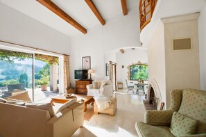 Televisie, een open haard en een kantoor