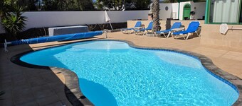 Detached villa a stone's throw from the center of Playa Blanca.