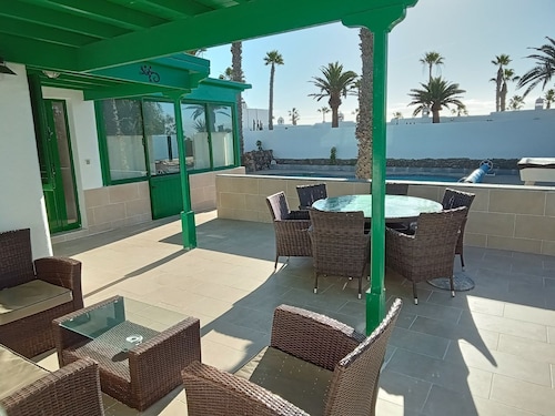 Detached villa a stone's throw from the center of Playa Blanca.