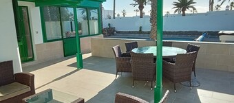 Detached villa a stone's throw from the center of Playa Blanca.