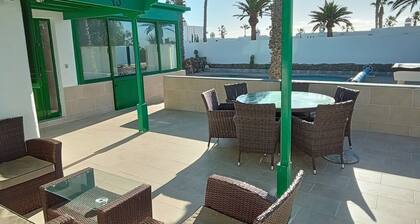 Detached villa a stone's throw from the center of Playa Blanca.
