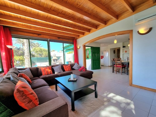 Detached villa a stone's throw from the center of Playa Blanca.