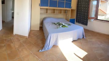 2 habitaciones y tabla de planchar con plancha